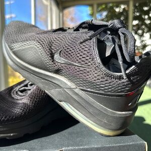 Size 9- Nike Air Max Motion 2 Black 2018 AO0266-004 VGC EUC